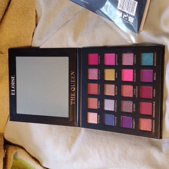 Eloise the queen eyeshadow palette - Picture 3 of 4